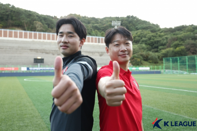 부천FC 곽동엽 사원(왼쪽)과 박종수 팀장. 사진 제공=한국프로축구연맹