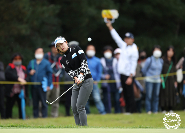 9일 하이트진로 챔피언십 4라운드 1번 홀 칩샷 하는 박민지. 사진 제공=KLPGA