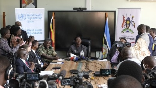 우간다 보건장관이 에볼라 환자 사망과 관련해 브리핑을 하고 있다. AP연합뉴스