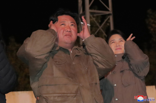 리설주 여사가 김정은 북한 국무위원장과 함께 지난달 29일부터 보름간 진행된 전술핵운용부대 군사훈련을 참관했다고 조선중앙통신이 10일 보도했다. 리 여사는 지난 2013년 6월과 2016년 12월 김 위원장의 공군 부대 훈련 참관에 동행한 바 있다.연합뉴스