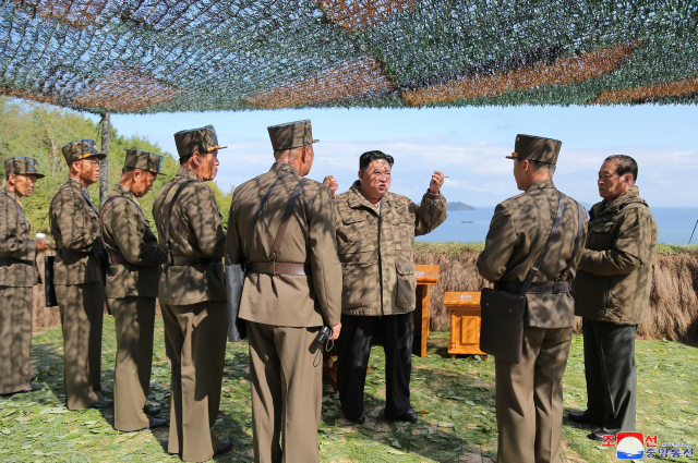 김정은 북한 국무위원장은 북한군 전술핵운용부대 등의 군사훈련을 지도하며 