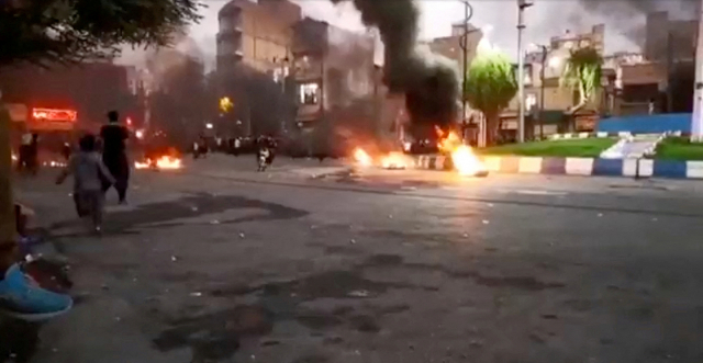8일(현지 시간) 이란 케르만샤주 자바루드에서 반정부 시위가 계속된 가운데 도로 일부가 불길에 휩싸인 모습을 찍은 영상이 SNS에 올라왔다. 로이터연합뉴스