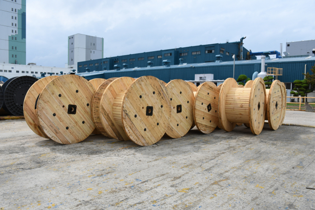LS전선 자회사 지앤피우드 공장에 출하룰 앞둔 목재 케이블 드럼이 쌓여 있다. 사진 제공=LS전선