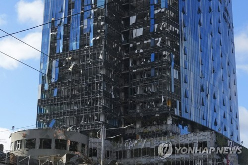 러시아 폭격에 파손된 키이우의 고층 건물. NYT는 우크라이나 소식을 전하면서 이 사진을 함께 게시했다. /AP연합뉴스