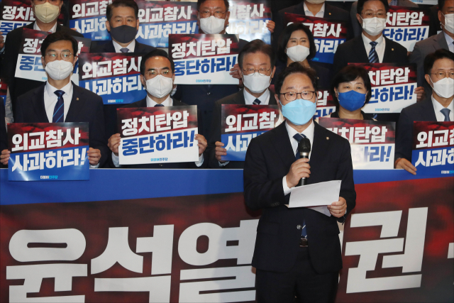 박범계 더불어민주당 의원이 지난 4일 서울 여의도 국회에서 열린 윤석열 정권의 외교참사 정치탄압 규탄대회에서 규탄 발언을 하고 있다./연합뉴스