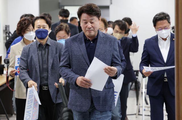 국회 법제사법위원회 기동민 더불어민주당 간사와 의원들이 10일 서울 여의도 국회 소통관에서 감사위원 전원 출석, 이관섭 대통령비서실 국정기획수석의 출석, 감사원 제출 거부 자료의 완전한 제출 등을 요구하는 기자회견을 하기 위해 기자회견장에 들어서고 있다. 권욱 기자