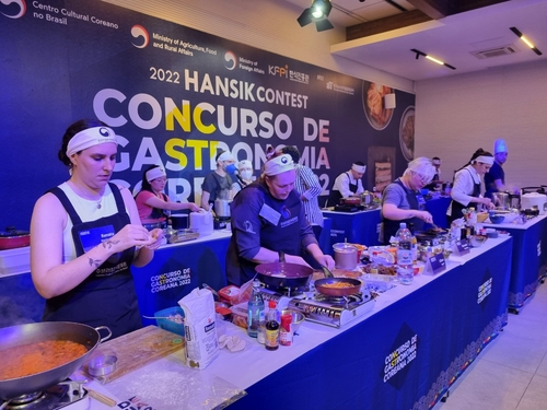 주브라질 한국문화원이 9일(현지 시간) 브라질 상파울루에서 한식 요리 경연 대회를 개최했다. 대회에 참가한 이들이 음식을 만들고 있다. 연합뉴스