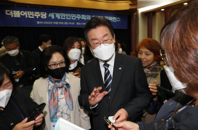 이재명 더불어민주당 대표가 10일 국회 의원회관에서 열린 세계한인민주회의 2022 컨퍼런스에서 참석자들에게 사인을 해주고 있다. /권욱 기자