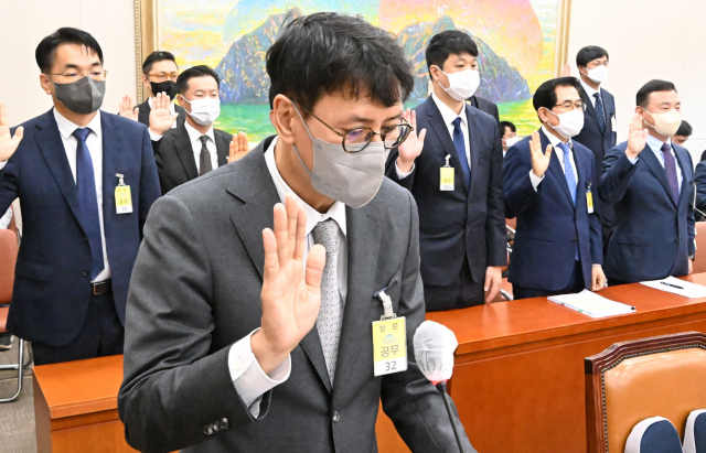 지난 7일 국회에서 열린 정무위원회 국정감사에 일반증인으로 출석한 홍은택 카카오 대표가 선서하고 있다. /국회사진기자단