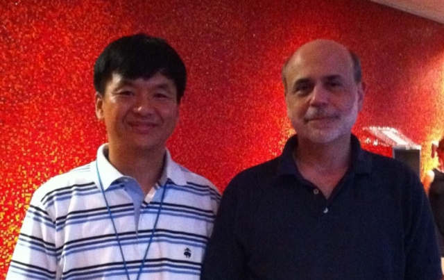 2011년 7월 4일 당시 미국 연방준비제도(Fed·연준)에서 함께 근무했던 김진일(왼쪽) 고려대 교수와 벤 버냉키 전 의장. 사진 제공=김진일 교수