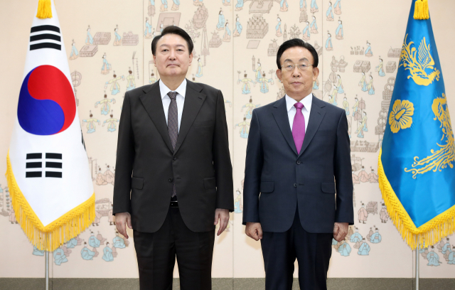 윤석열 대통령이 11일 오전 서울 용산 대통령실 청사에서 김관용 민주평화통일자문회의 수석부의장에게 임장을 수여한 뒤 기념촬영을 하고 있다. 대통령실통신사진기자단