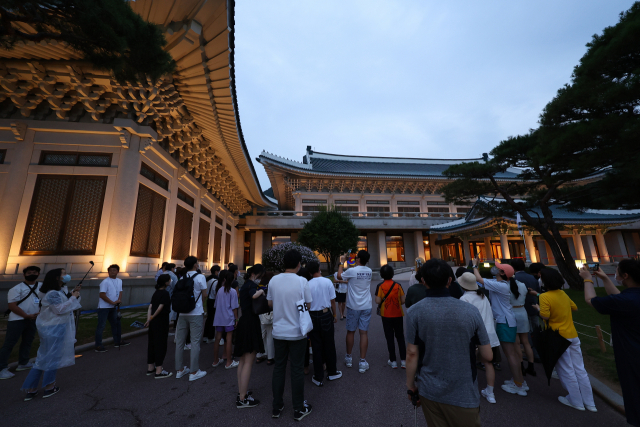 지난 7월 20일 청와대 야간 개방 행사인 ‘청와대 한여름 밤의 산책’ 행사에 참여한 시민들이 본관을 둘러보고 있다. / 연합뉴스