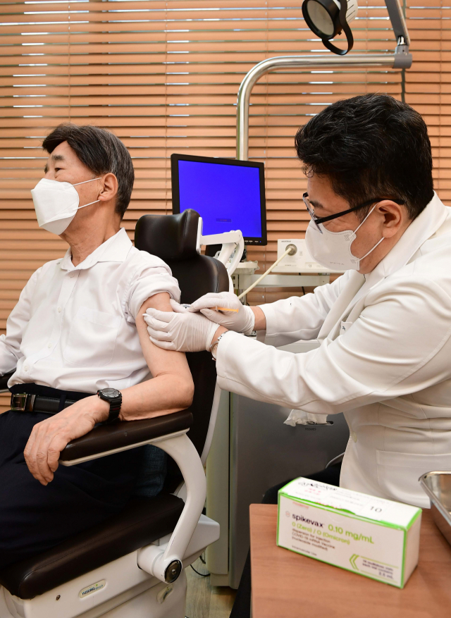 코로나19 2가백신 추가 접종 첫날인 11일 서울 강남구 개포동의 소아청소년과 의원에서 1순위 권고대상인 60대 이상의 남성이 모더나의 새롭게 업데이트된 코로나19 2가 백신인 스파이크박스 2주를 접종하고 있다. 사진 제공=모더나 코리아