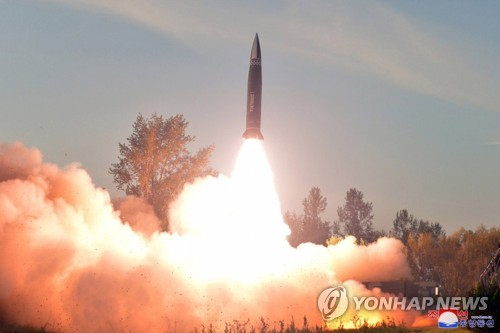 김정은 북한 국무위원장은 북한군 전술핵운용부대 등의 군사훈련을 지도하며 