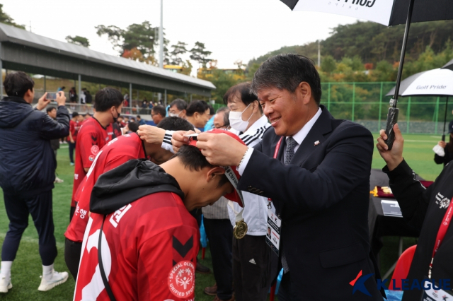 9일 이용훈(오른쪽) 스페셜올림픽코리아 회장이 K리그 통합축구 유니파이드컵 시상식에서 선수들에게 메달을 수여하고 있다. 사진 제공=한국프로축구연맹