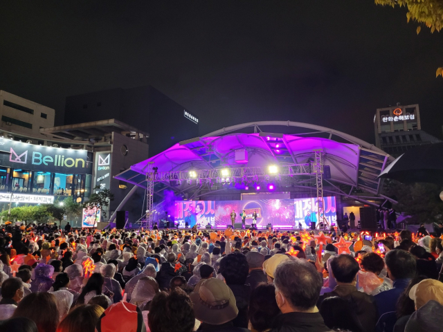 ‘대전 0시 뮤직페스티벌’ 음악공연이 열린 우리들공원에 많은 시민들이 찾아 공연을 즐기고 있다. 사진제공=대전시