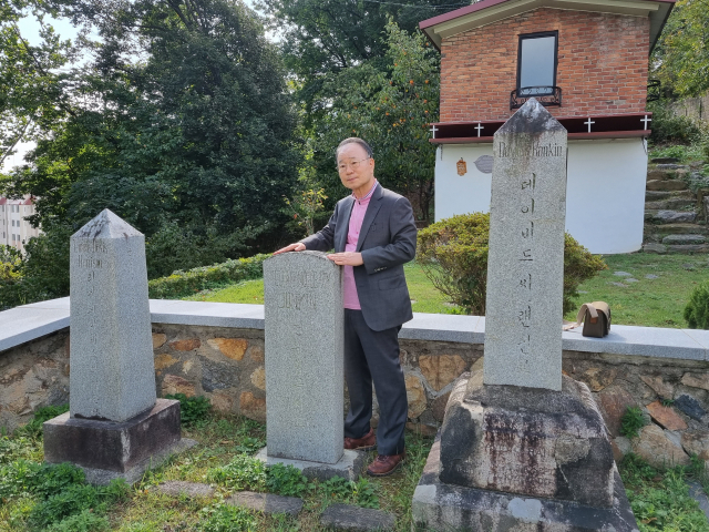 6일 방문한 전주서문교회 뒤편 선교사 묘역에서 한국교회총연합의 대표회장 류영모 목사가 어릴 때 사망한 선교사 자식들을 추모하며 눈시울을 적시고 있다.