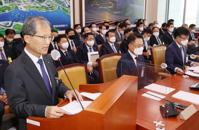 김한영 국가철도공단 이사장이 11일 국회에서 열린 국토교통위 국정감사에서 업무보고를 하고 있다. 권욱 기자