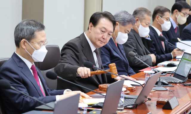 윤석열 대통령이 11일 오전 서울 용산 대통령실 청사에서 열린 국무회의에서 개회선언을 하고 있다. 연합뉴스