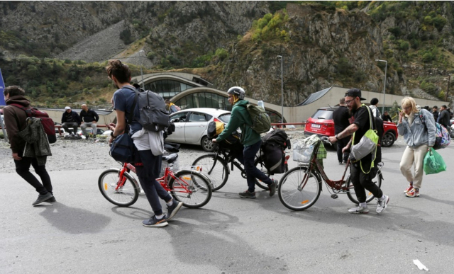 러시아에서 조지아 국경을 통과한 자전거 여행객들. 연합뉴스 캡처