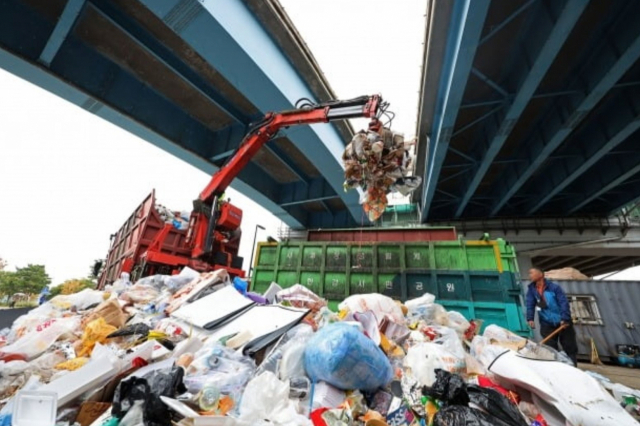 여의도 세계불꽃축제가 끝난 후 배출된 쓰레기를 집하하는 모습. 연합뉴스