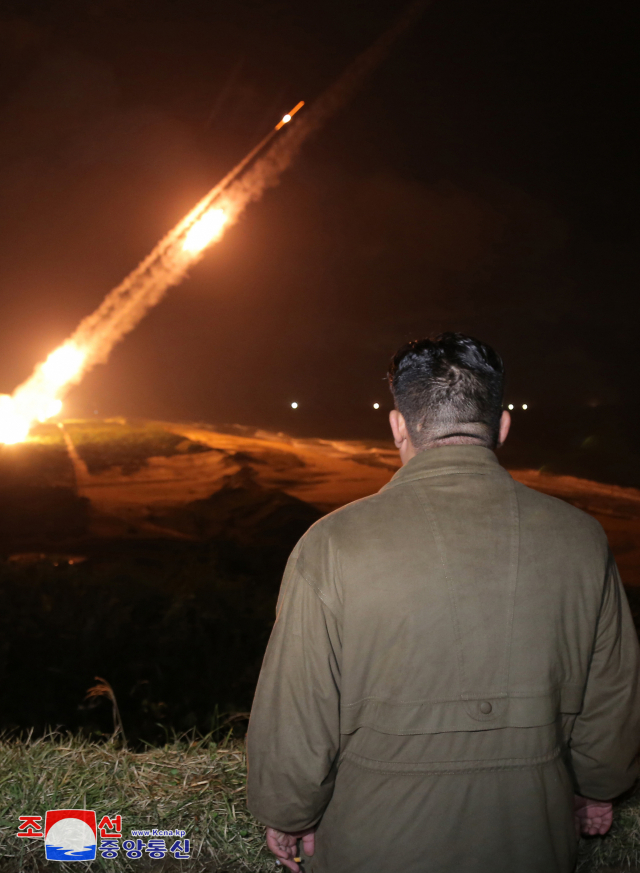 [단독] 북한, 미사일 발사사진 조작?…1월·10월 폭격 장면 판박이