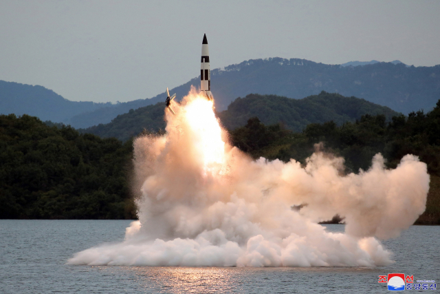 [단독] 북한, 미사일 발사사진 조작?…1월·10월 폭격 장면 판박이