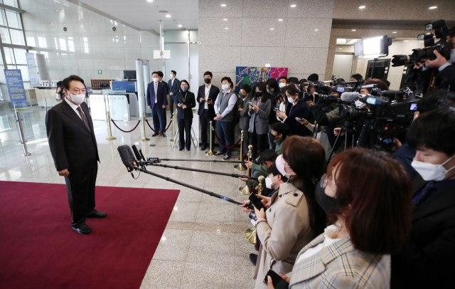 윤석열 대통령이 11일 오전 서울 용산 대통령실 청사로 출근, 취재진의 질문에 답하고 있다. 대통령실통신사진기자단