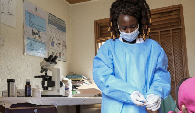 최근 우간다 에볼라 발병을 처음 검사한 의학연구소 보조원 쿄무기샤. AP 연합뉴스