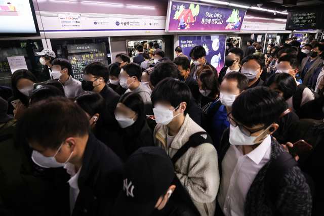 10월 6일 오전 서울 지하철 1호선 서울역에서 승객들이 지하철에서 내려 이동하고 있다. 연합뉴스