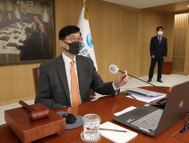 이창용 한국은행 총재가 12일 서울 중구 한국은행에서 열린 금융통화위원회 정기회의를 주재하고 있다. 사진공동취재단