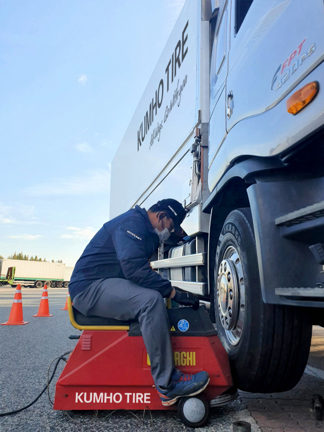 금호타이어 전문가가 대형 트럭의 타이어 공기압 상태를 확인하고 있다. 사진제공=금호타이어