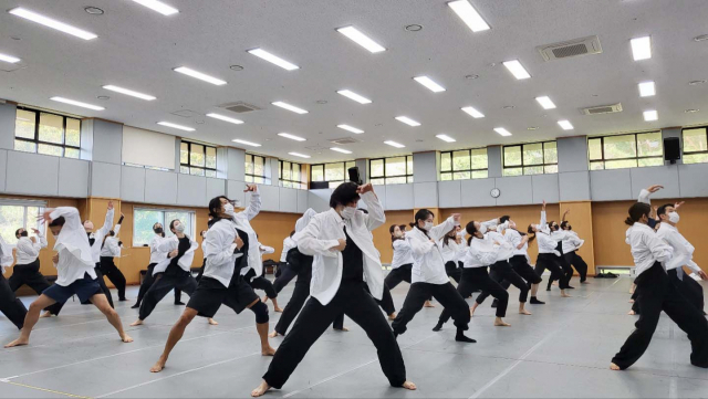 11일 오전 서울 중구 국립극장 종합연습실에서 열린 국립무용단 무용극 '호동' 제작발표회에서 단원들이 공연 장면을 시연하고 있다. 연합뉴스