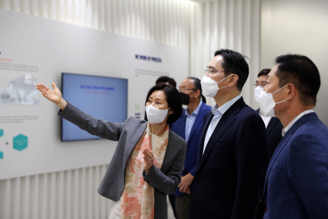 이재용 삼성전자 부회장이 11일 인천 송도에 위치한 삼성바이오에피스를 방문해 연구소를 둘러보고 있다. 사진 제공=삼성전자