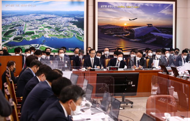 손태락 한국부동산원 원장 국감 답변 (서울=연합뉴스) 이정훈 기자 = 손태락 한국부동산원 원장이 12일 오전 국회 국토교통위원회에서 열린 한국부동산원·주택도시보증공사 등에 대한 국정감사에서 의원질의에 답변하고 있다. 2022.10.12 [국회사진기자단] uwg806@yna.co.kr (끝)