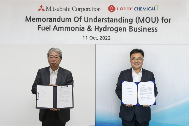 황진구(오른쪽) 롯데케미칼 수소에너지사업단장과 하바 히로키 미쓰비시상사 차세대 연료·석유사업본부장이 청정수소·암모니아 협력 체결서를 들어보이고 있다.
