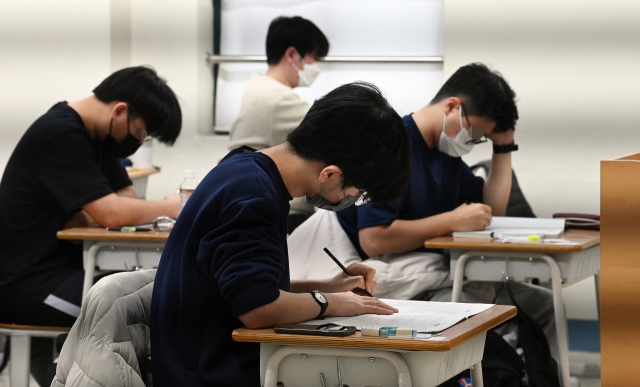수험생들이 지난해 11월 18일 서울 용산구 용산고에서 '2022학년도 대학수학능력시험' 1교시 국어 영역 시험을 준비하고 있다. 오승현 기자