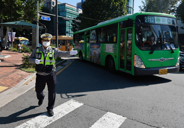 교통경찰이 12일 오후 서울 종로구 이화사거리에서 우회전 차량을 단속하고 있다. 연합뉴스