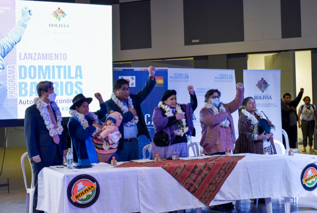 11일(현지시간) 볼리비아 수도 라파스 중앙역에서 열린 ‘볼리비아 취약계층 여성 비즈니스 역량강화’ 사업 착수식에서 관계자들이 볼리비아식 경례를 하고 있다./코이카