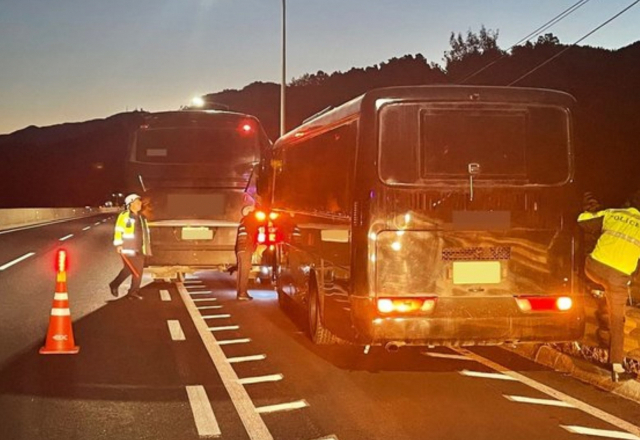 12일 오전 5시 45분께 충남 보령시 남포면 서해안고속도로 서울방향 무창포 졸음쉼터 인근에서 신모(43)씨가 자신의 버스로 다른 버스를 가로막아 의식 잃은 운전자를 구했다. 연합뉴스
