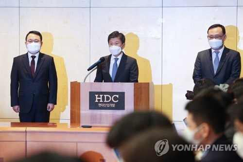 (서울=연합뉴스) 임화영 기자 = 정몽규 HDC회장이 4일 오전 서울 용산구 HDC현대산업개발 사옥에서 열린 기자회견에서 광주 서구 화정아이파크 외벽 붕괴 사고 관련 추가대책을 발표하고 있다. 왼쪽부터 유병규 HDC현대산업개발 대표이사, 정 회장, 하원기 HDC현대산업개발 대표. 2022.5.4 hwayoung7@yna.co.kr