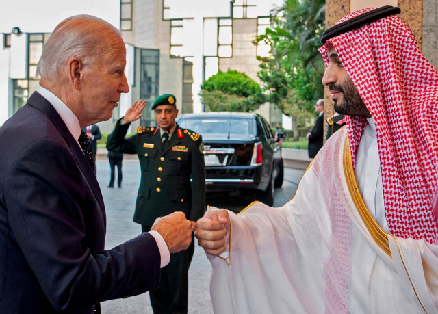 조 바이든(왼쪽) 미국 대통령과 무함마드 빈 살만 사우디아라비아 왕세자가 7월 15일(현지 시간) 사우디의 수도 리야드에서 만나 주먹 인사를 하고 있다. AFP연합뉴스