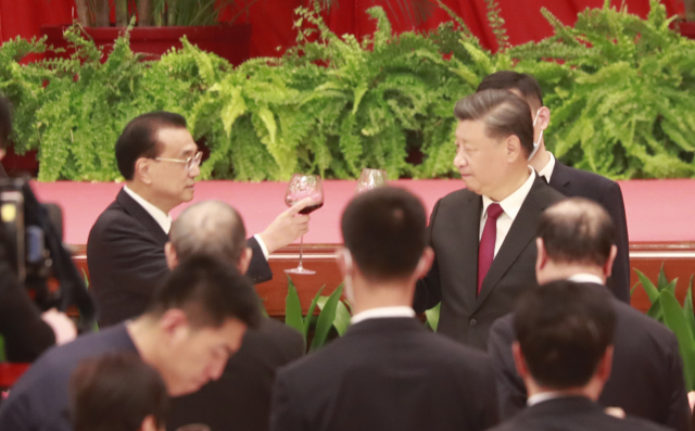 시진핑(오른쪽) 중국 국가주석이 30일 중국 베이징 인민대회당에서 열린 국경절 리셉션에서 리커창 총리와 건배하고 있다. 연합뉴스