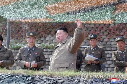 전술핵운용부대 군사훈련 지도하는 김정은 북한 국무위원장./연합뉴스