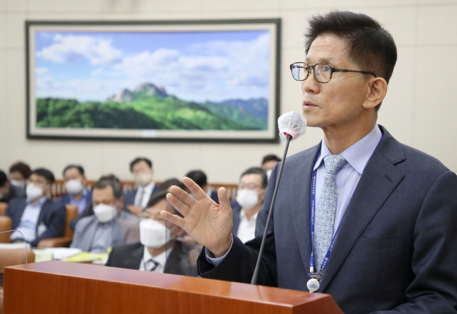 김문수 경제사회노동위원장이 12일 서울 여의도 국회에서 열린 환경노동위원회의 경제사회노동위원회 등에 대한 국정감사에서 의원 질의에 답변하고 있다. 권욱 기자