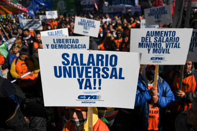 물가 인상이 지속되는 가운데 7월 28일(현지 시간) 아르헨티나의 부에노스아이레스에서 시위대가 기본임금과 사회 지원금을 요구하며 행진하고 있다. AFP연합뉴스
