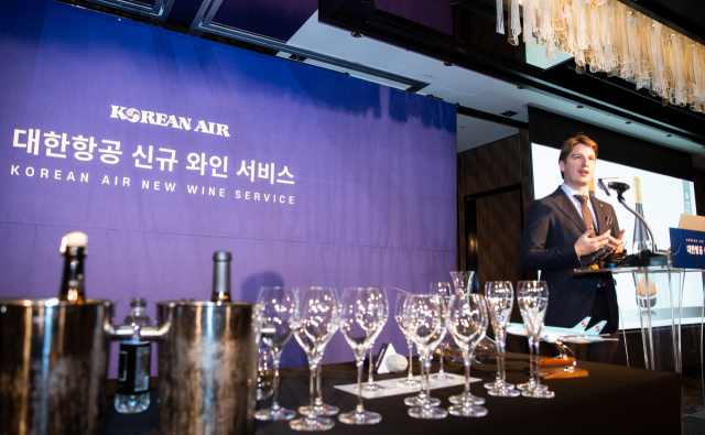 2019년 월드 베스트 소믈리에 챔피언인 마크 알머트가 13일 서울 포시즌스 호텔에서 대한항공 신규 기내 와인을 소개하고 있다. 사진제공=대한항공