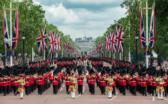 영국 왕실 근위대 군악대가 런던 버킹엄궁 교대식에서 연주하고 있다./사진제공=주한영국대사관