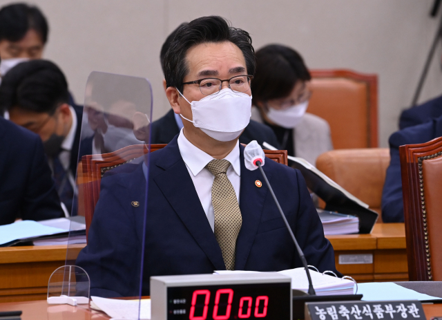 정황근 농림축산식품부 장관이 4일 국회에서 열린 농해수위 국정감사에서 의원 질의를 듣고 있다. 연합뉴스