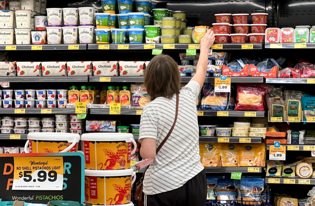 미국 캘리포니아주 플레젠턴에 있는 한 슈퍼마켓에서 소비자가 물건을 고르고 있다. AP연합뉴스